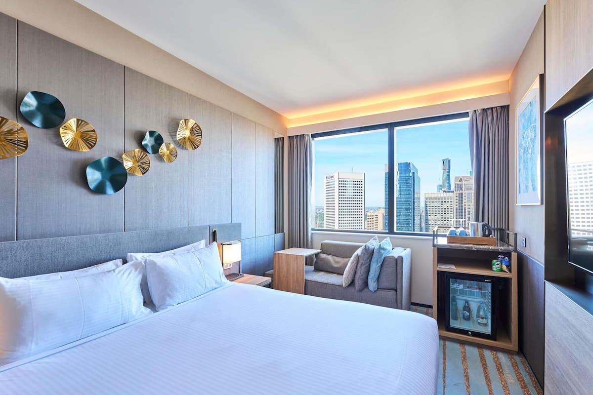 Standard Room, 1 King Bed | Premium bedding, minibar, in-room safe, iron/ironing board