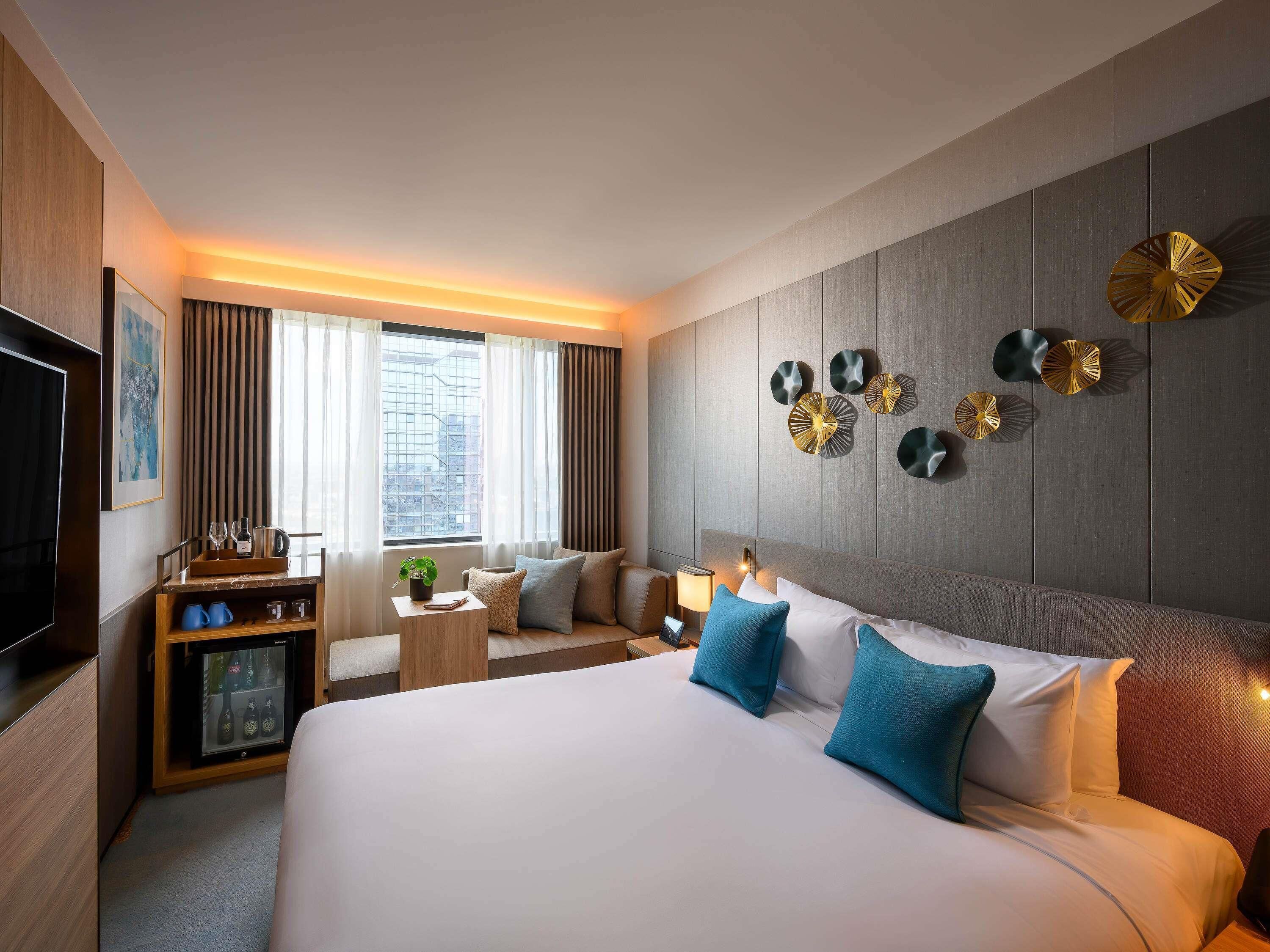 Standard Room, 1 King Bed | Premium bedding, minibar, in-room safe, iron/ironing board