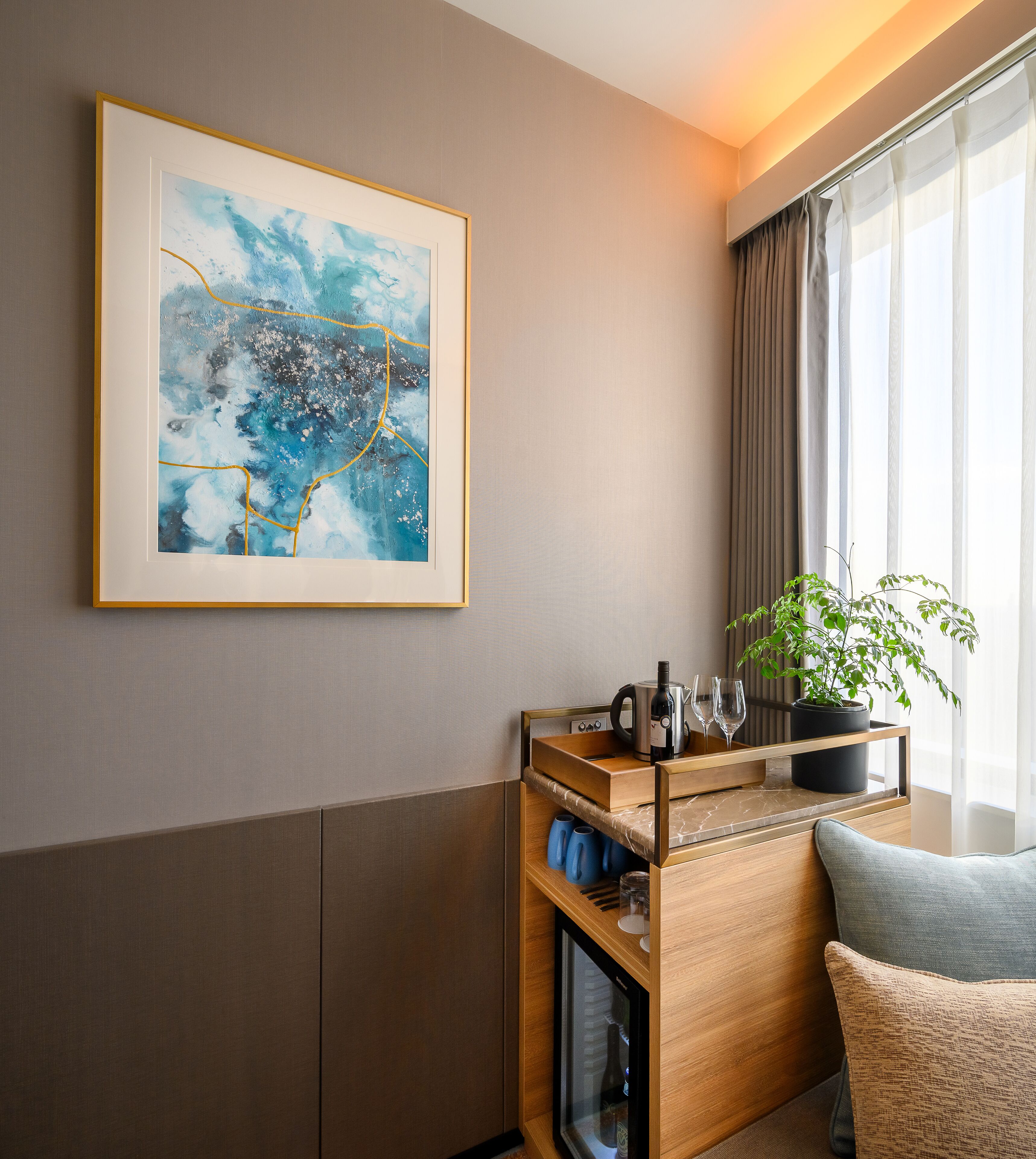 deluxe double room, 2 double beds | living area | flat-screen tv