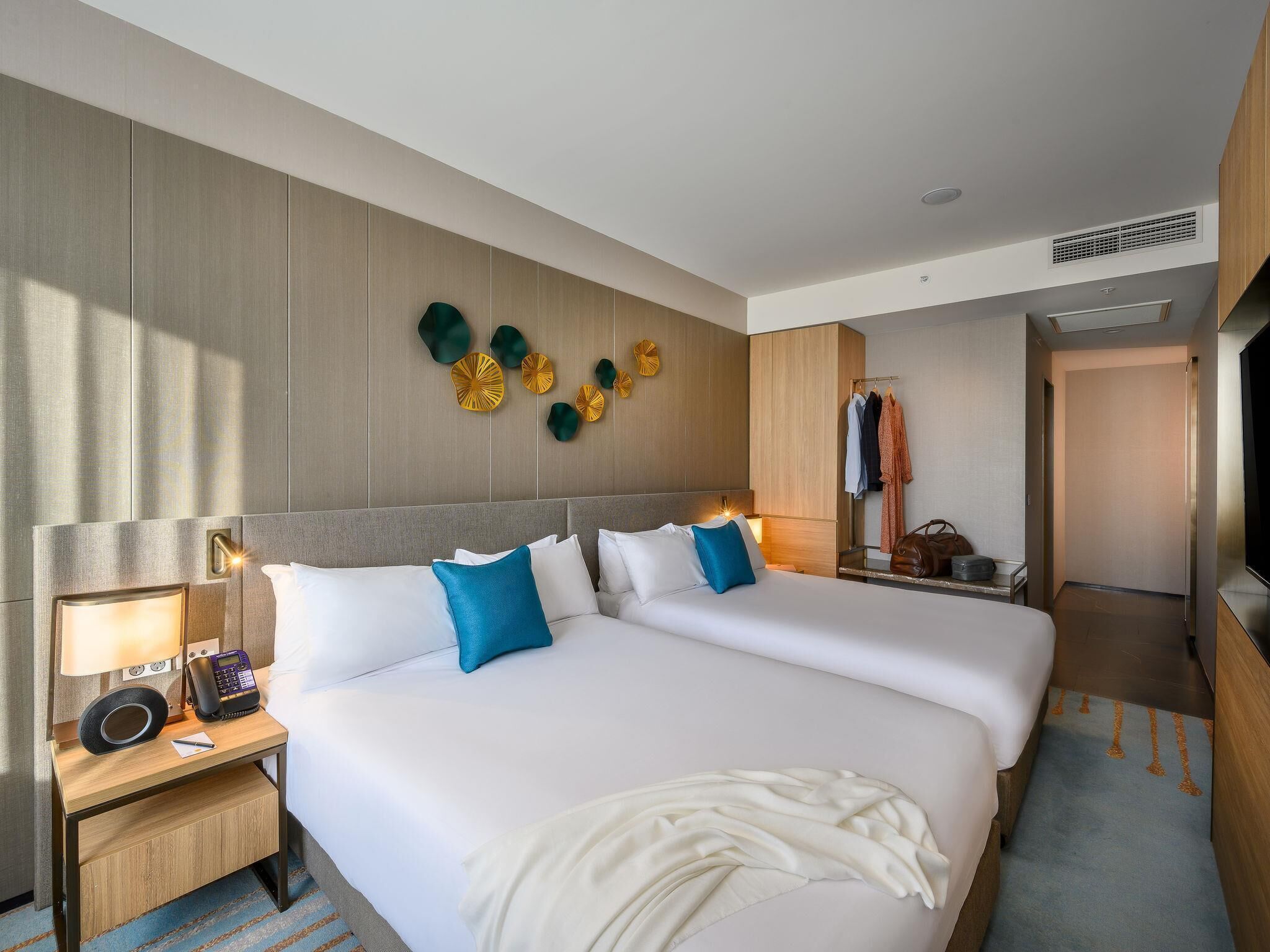 Ropa de cama de alta calidad y minibar 