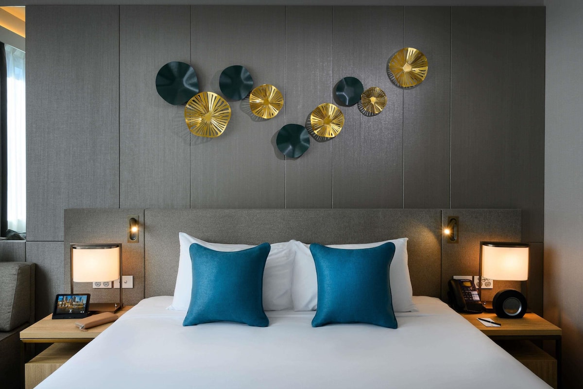 Deluxe Room, 1 King Bed | Premium bedding, minibar, in-room safe, iron/ironing board