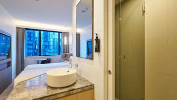 In-room safe, soundproofing, iron/ironing board, free WiFi