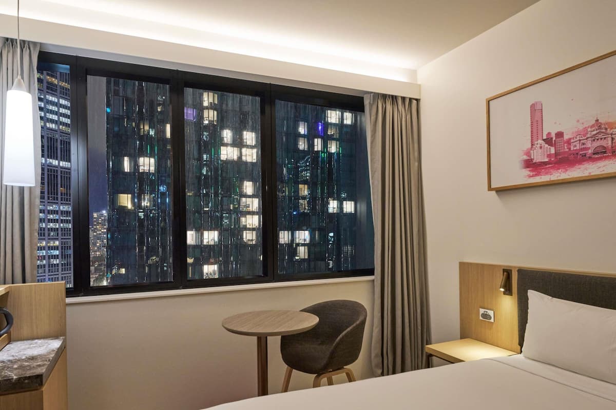 In-room safe, soundproofing, iron/ironing board, free WiFi