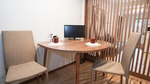 Chambre familiale (Room A) | Repas dans la chambre