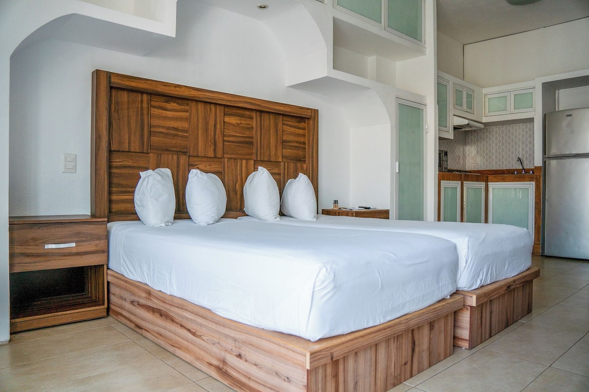 Basic Twin Room, 1 Bedroom, Non Smoking | 1 bedroom, in-room safe, blackout drapes, iron/ironing board