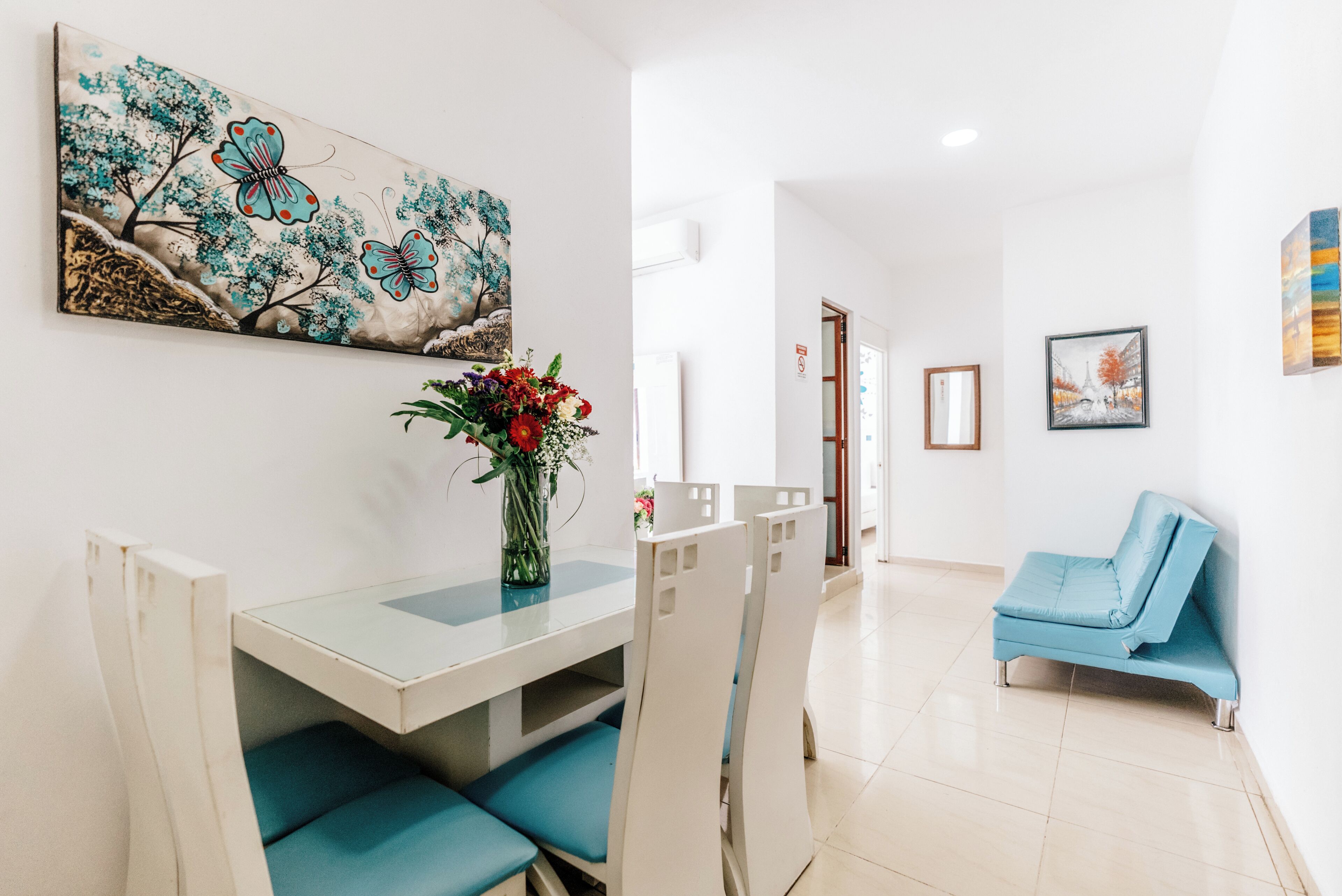 Suite familiar | Área de sala de estar | Smart TV de 40 pulgadas con canales digitales y servicios de streaming 