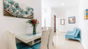 Suite familiar | Área de sala de estar | Smart TV de 40 pulgadas con canales digitales y servicios de streaming