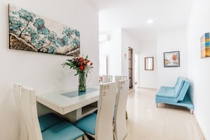 Suite familiar | Zona de estar | Smart TV de 40 pulgadas con canales digitales, servicios de streaming