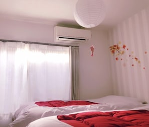 패밀리 하우스, 침실 2개 | 1 개의 침실, 각각 다른 스타일의 인테리어, 각각 다르게 가구 비치, 책상