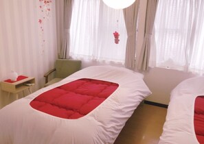 1 habitación, decoración personalizada, muebles diferentes y escritorio 