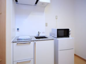 Chambre Familiale (B, 2nd Floor) | Cuisine privée | Réfrigérateur, micro-ondes, plaque de cuisson, bouilloire électrique