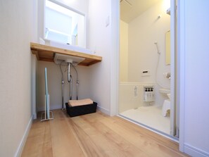 Tvåbäddsrum (  B  ) | Badrum | Badkar och dusch, djupt badkar, gratis toalettartiklar och hårtork