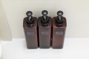 Standard Family Room | Bathroom amenities | Separate bathtub and shower, deep-soaking bathtub, free toiletries - Kamon Inn Sunhouse (Funabashi)