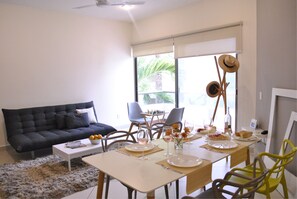 Apartment, Multiple Beds, Non Smoking | In-room dining