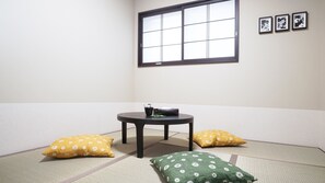 家庭客房 ( A ) | 起居區 | 平面電視