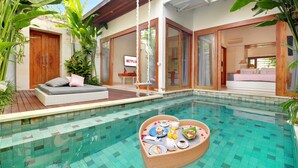 Una casa moderna con piscina, un cartel de Netflix y una mesa de desayuno junto a la piscina.
