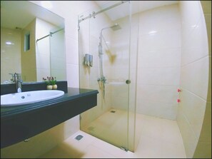 Shower, free toiletries, hair dryer, slippers - The Grand Hotel (Bac Ninh)