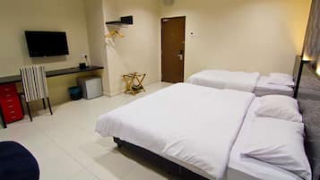 Family Room | Desk, rollaway beds, free WiFi, bed sheets