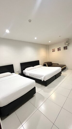 Habitación familiar | Escritorio, camas supletorias, wifi gratis y ropa de cama