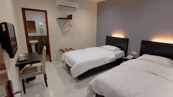 Escritorio, camas extra, wifi gratis y ropa de cama