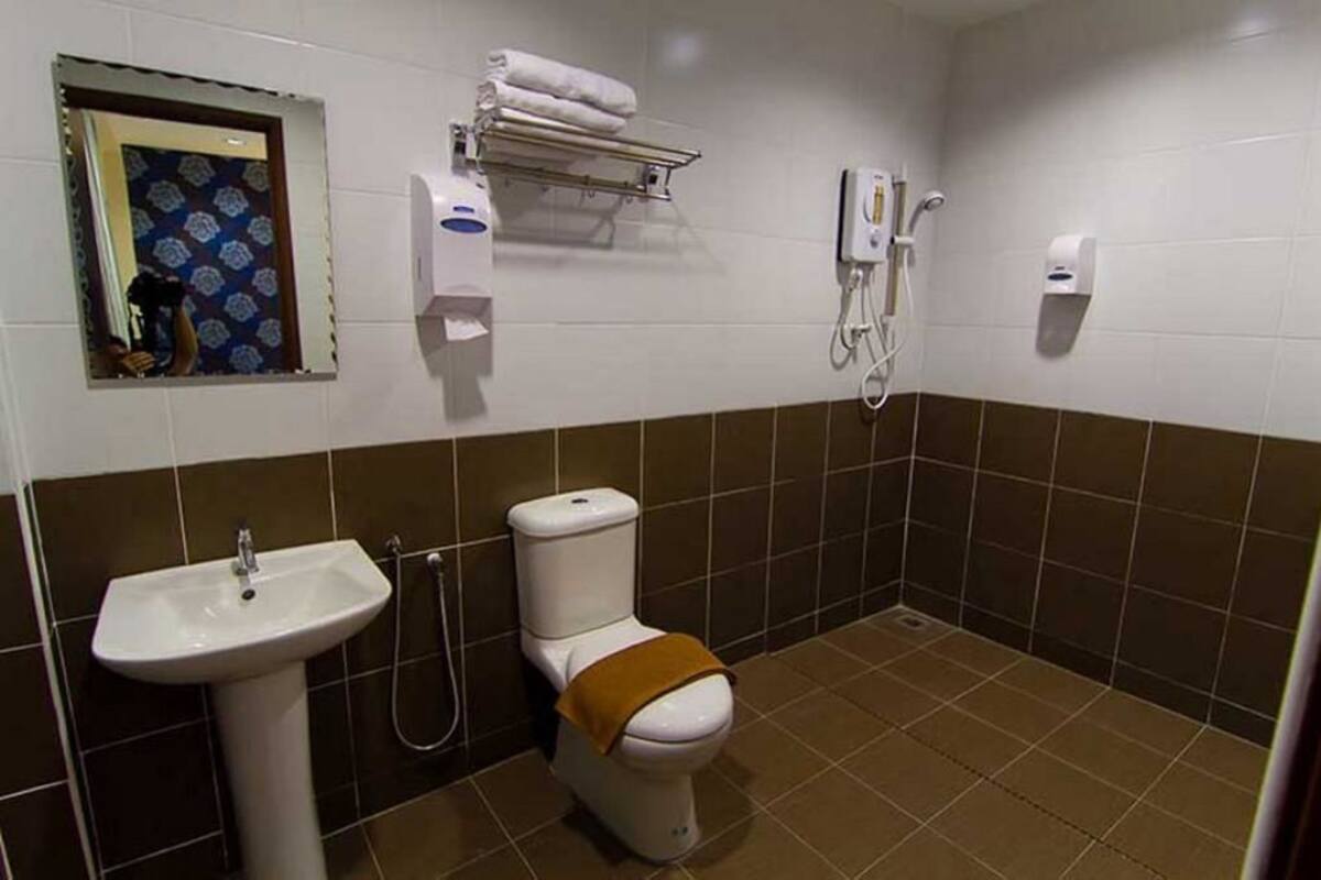 Dusch, gratis toalettartiklar, tofflor och bidé