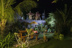 Front of property – evening/night - Van Santri Homestay Pemuteran (Pemuteran)