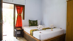 Una habitación de hotel con una cama, una mesita de noche, un armario de madera y una ventana con cortinas rojas.