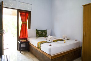 Desk, laptop workspace, soundproofing, bed sheets - Van Santri Homestay Pemuteran (Pemuteran)