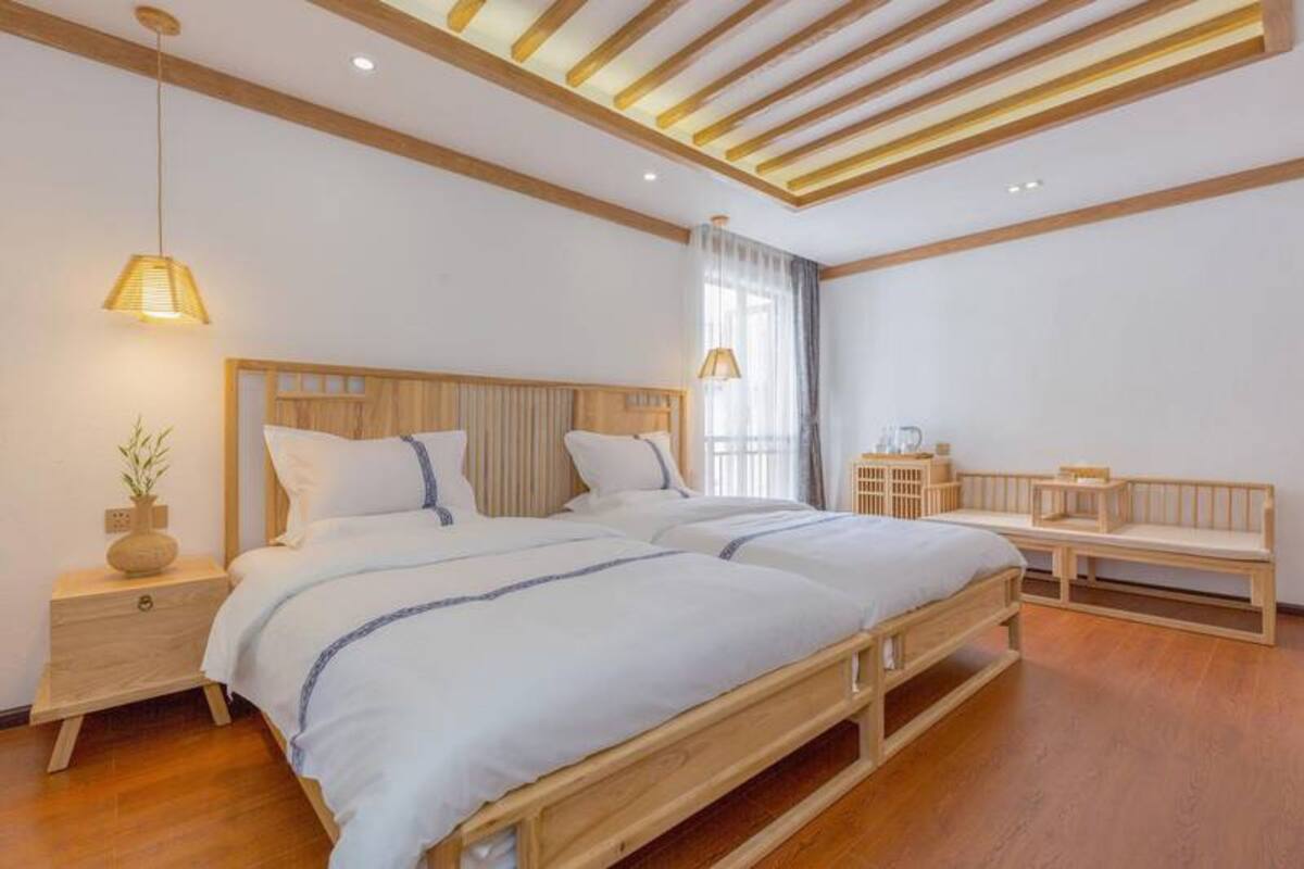 Standard Twin Room | Desk, blackout drapes, free WiFi