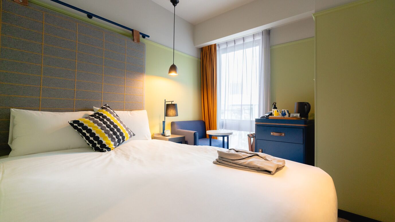 Edredones de plumas, cortinas opacas, wifi gratis y ropa de cama