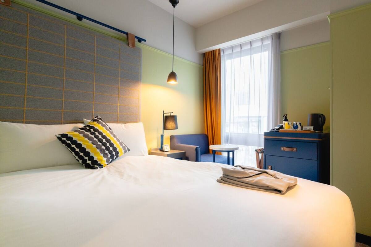 Edredones de plumas, cortinas opacas, wifi gratis y ropa de cama