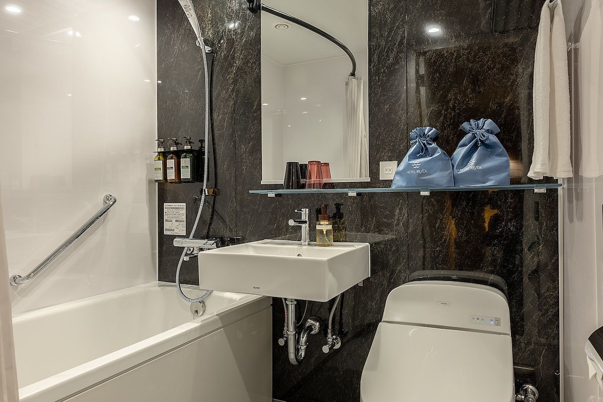 combined shower/bathtub, deep-soaking bathtub, free toiletries