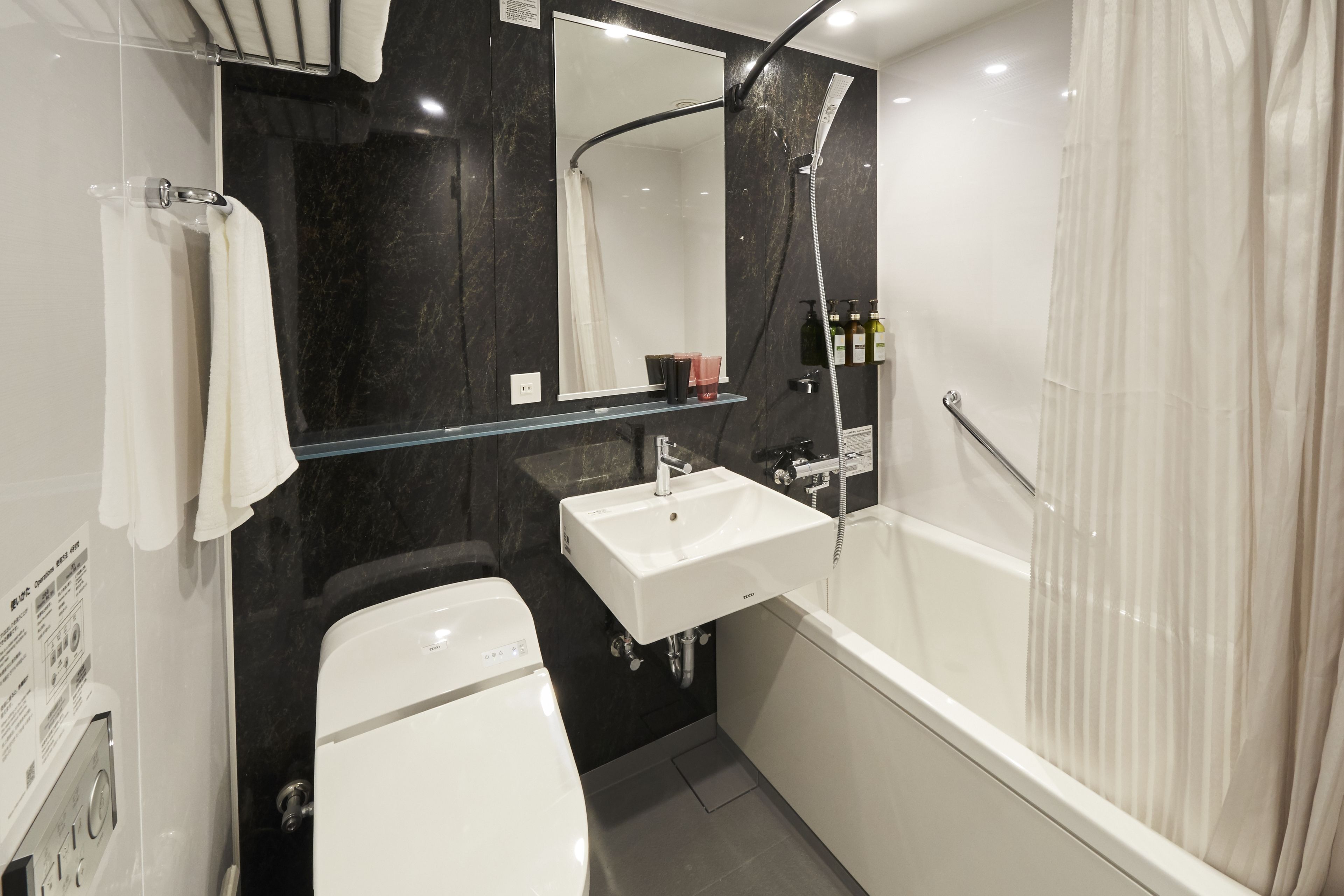 combined shower/bathtub, deep-soaking bathtub, free toiletries