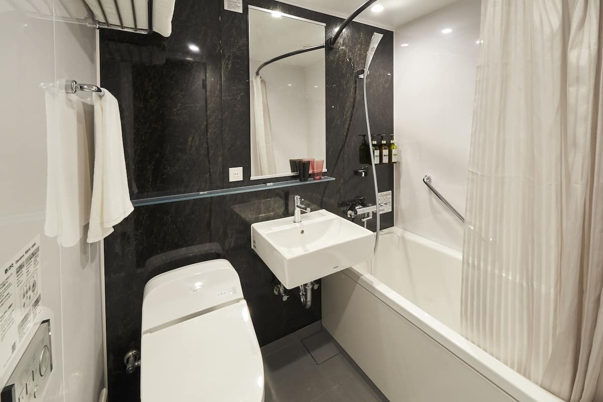 combined shower/bathtub, deep-soaking bathtub, free toiletries