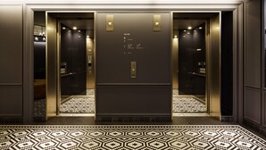 Un ascensor con piso estampado y panel de control con números de piso.