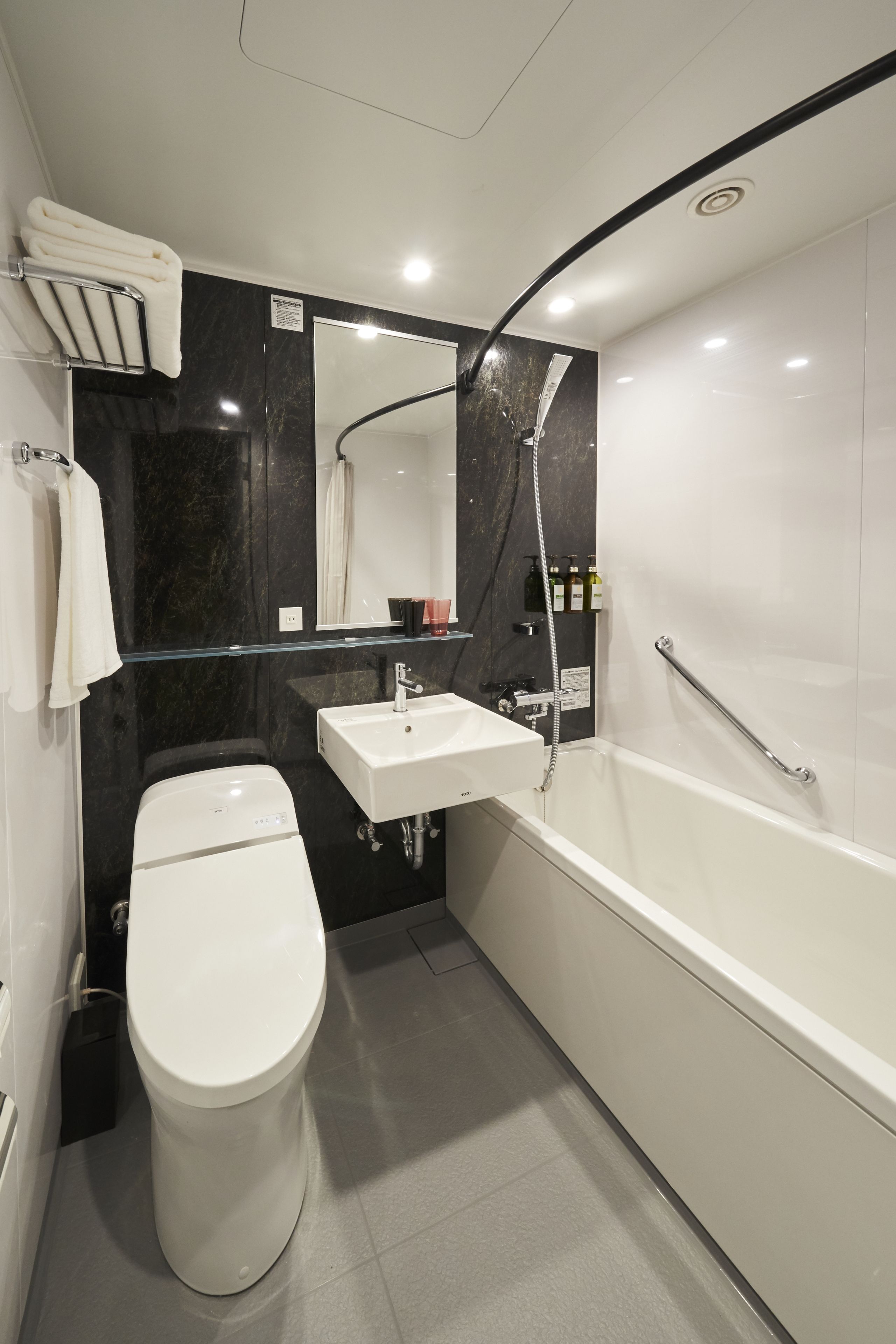 combined shower/bathtub, deep-soaking bathtub, free toiletries