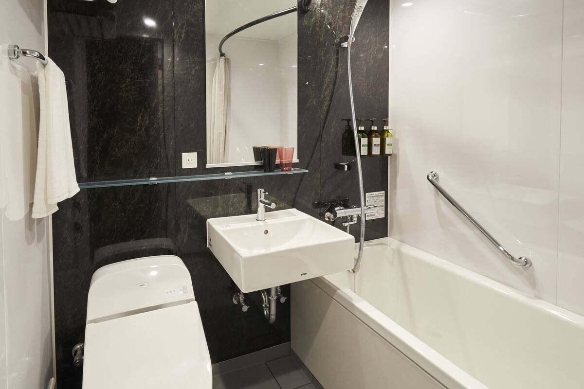 combined shower/bathtub, deep-soaking bathtub, free toiletries