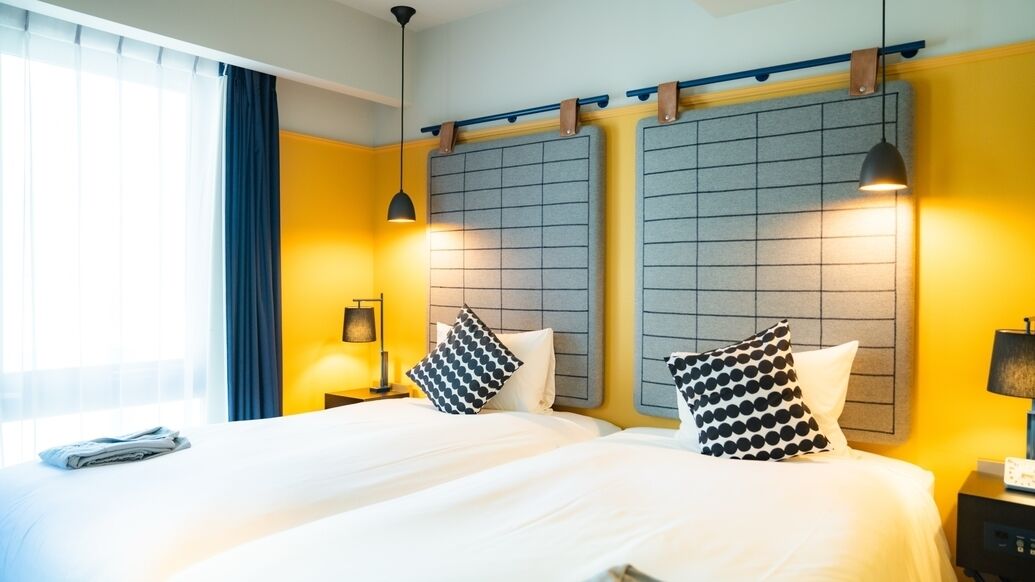 Edredones de plumas, cortinas opacas, wifi gratis y ropa de cama
