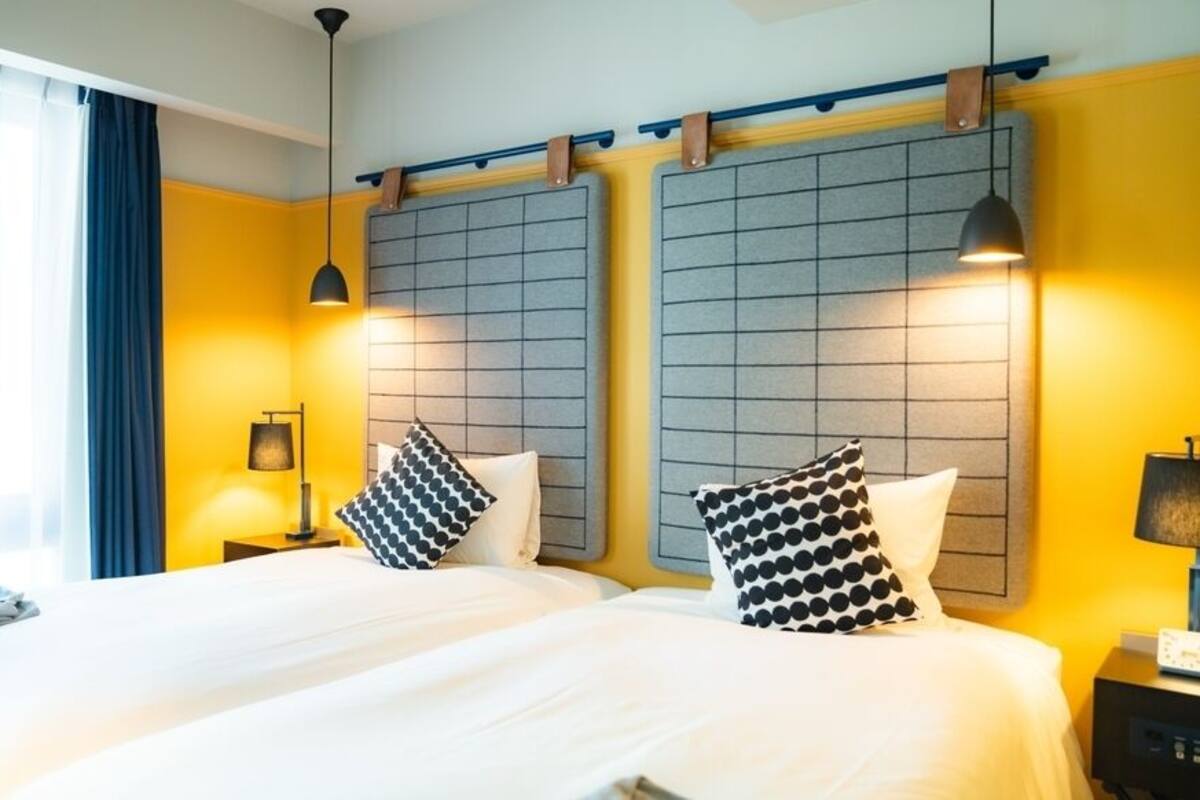 Edredones de plumas, cortinas opacas, wifi gratis y ropa de cama