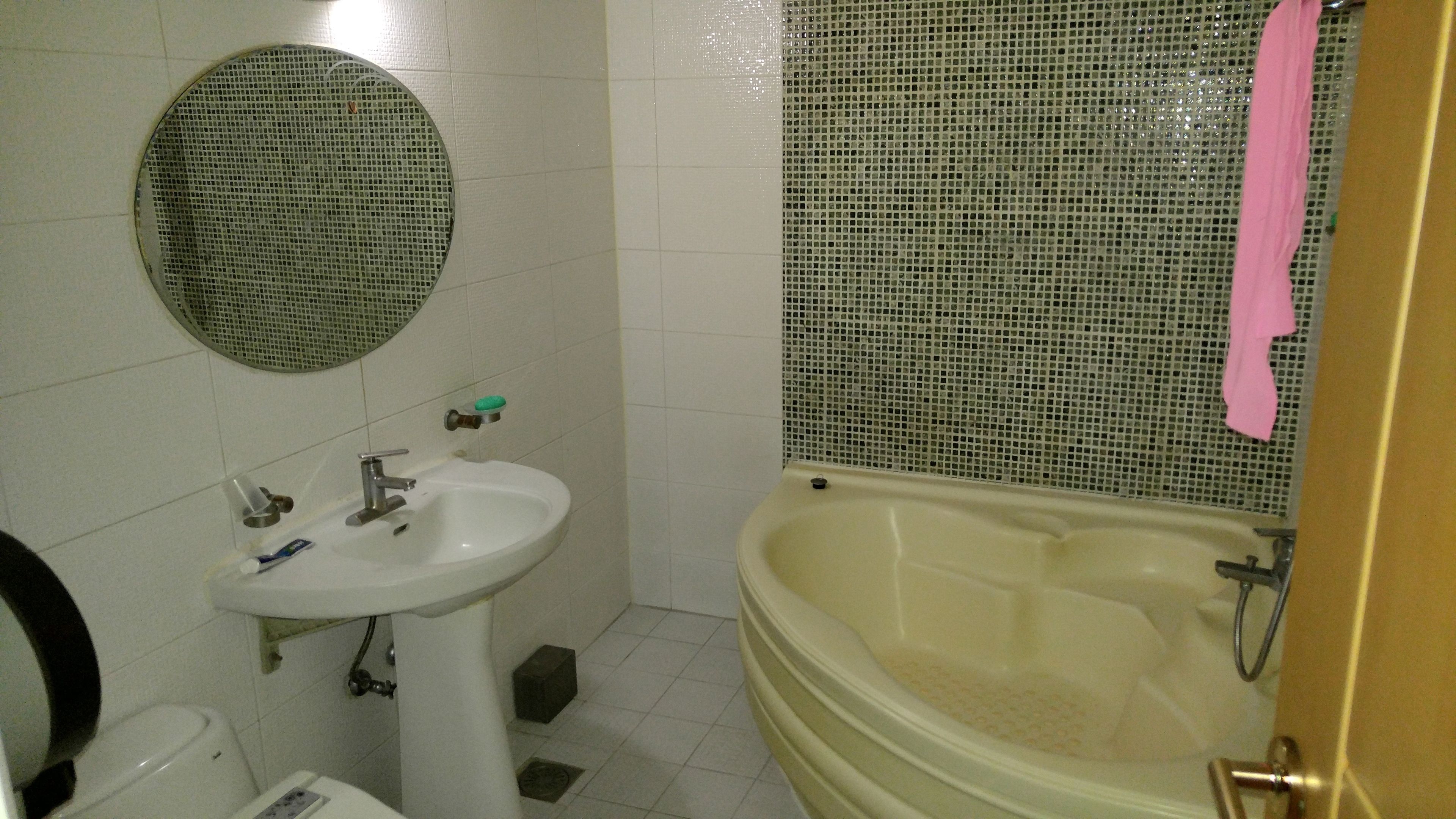 room | bathroom | combined shower/bathtub, deep-soaking bathtub, free toiletries