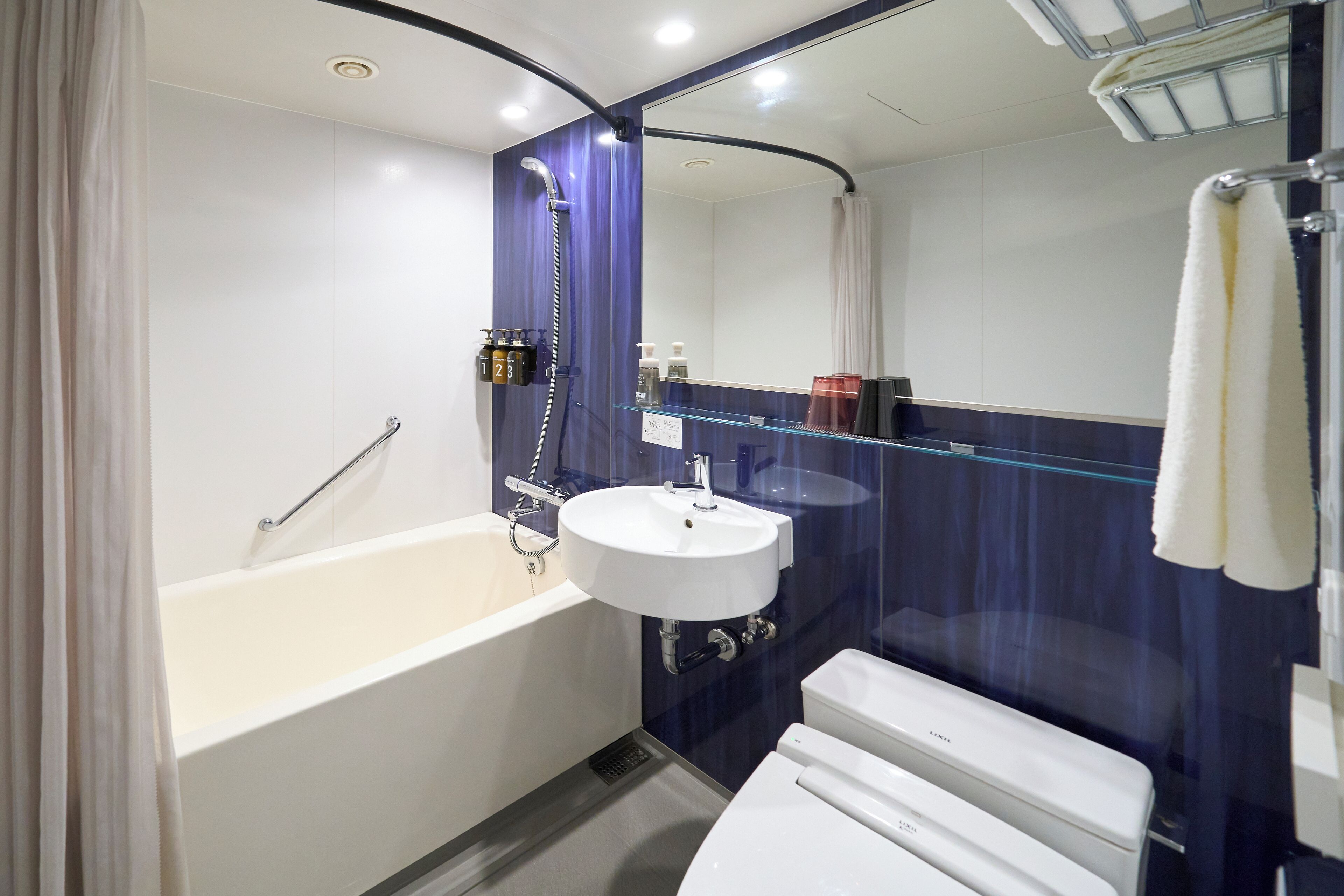 combined shower/bathtub, deep-soaking bathtub, free toiletries