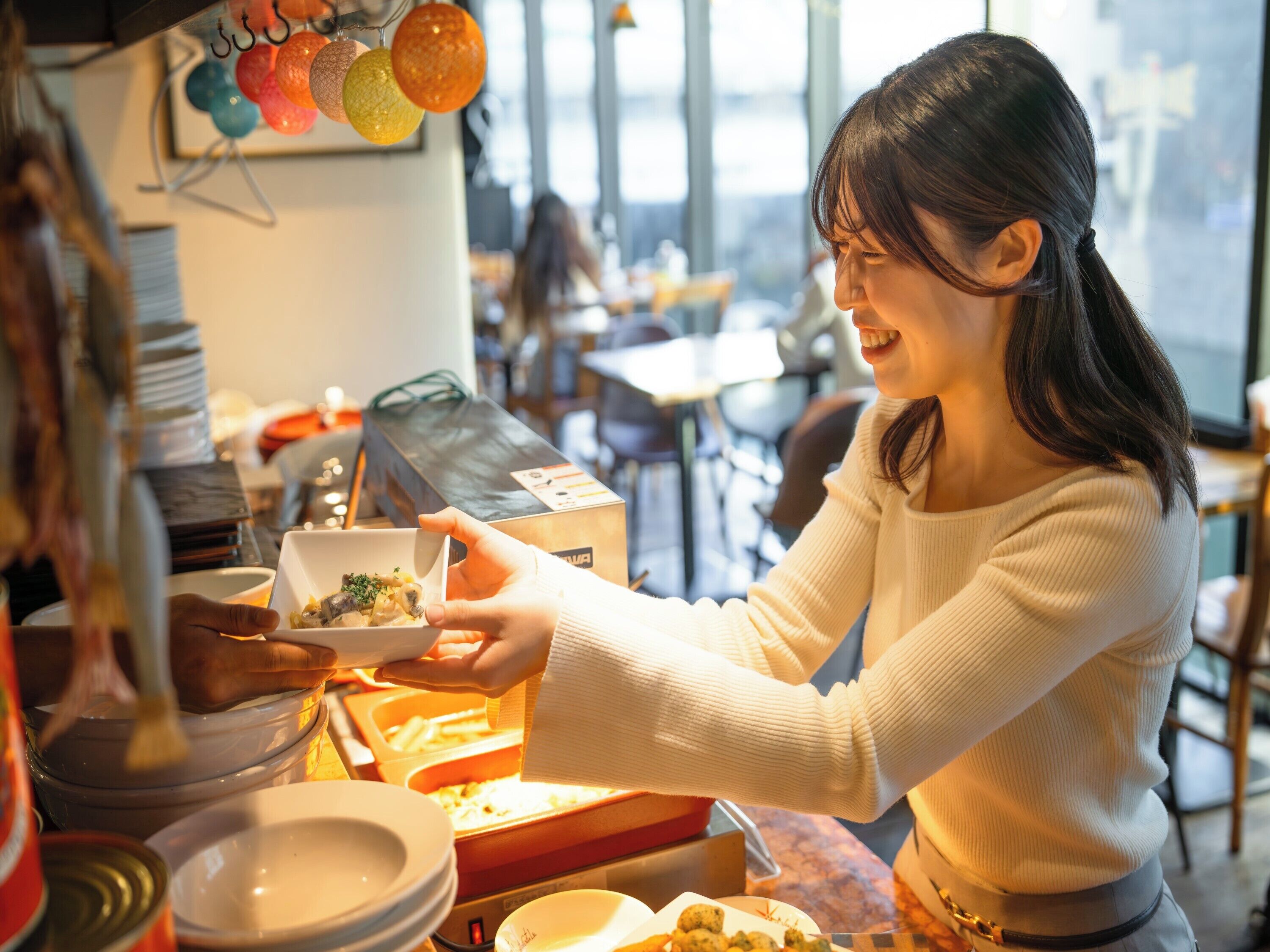 供应早餐、午餐和晚餐，意大利菜