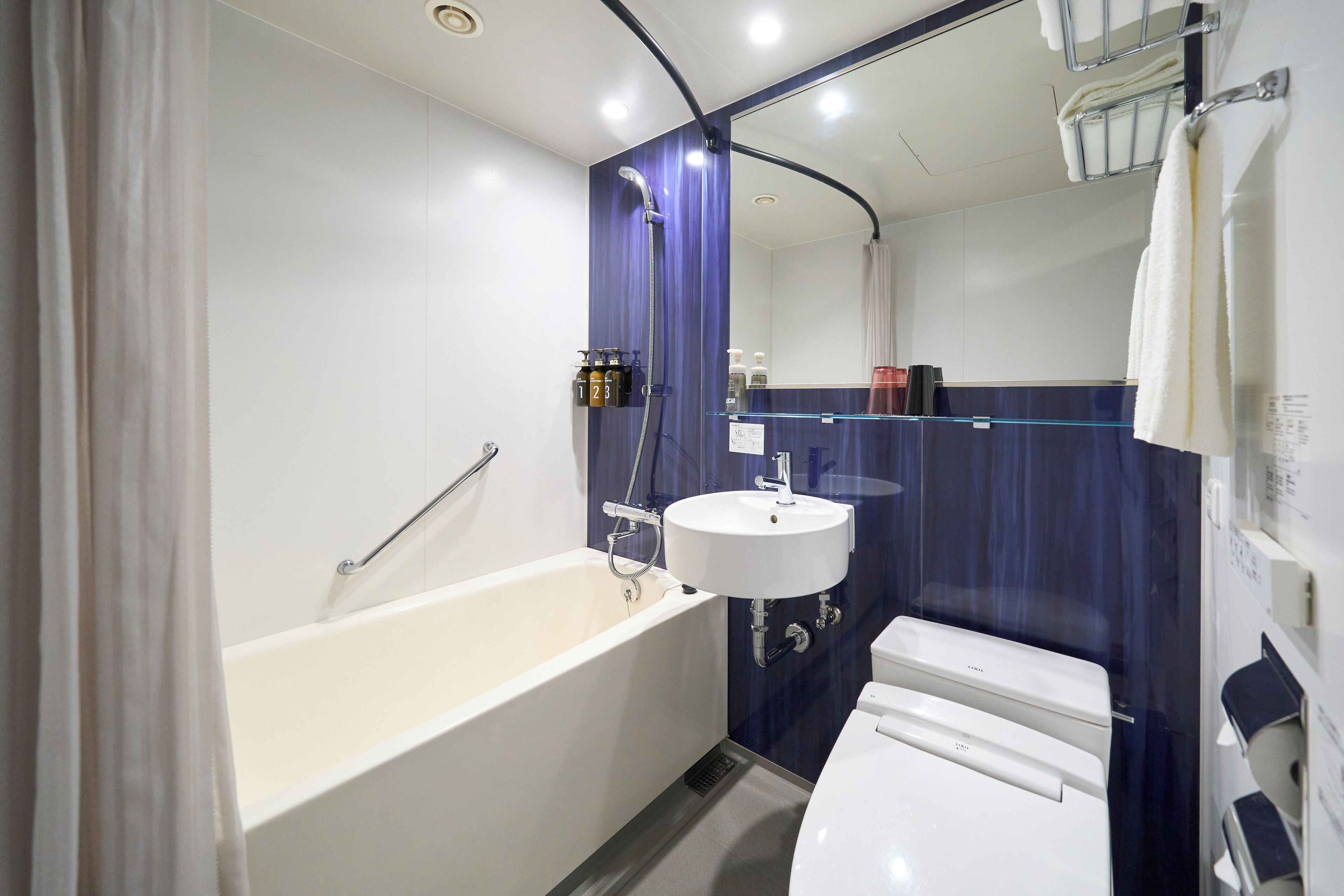 combined shower/bathtub, deep-soaking bathtub, free toiletries