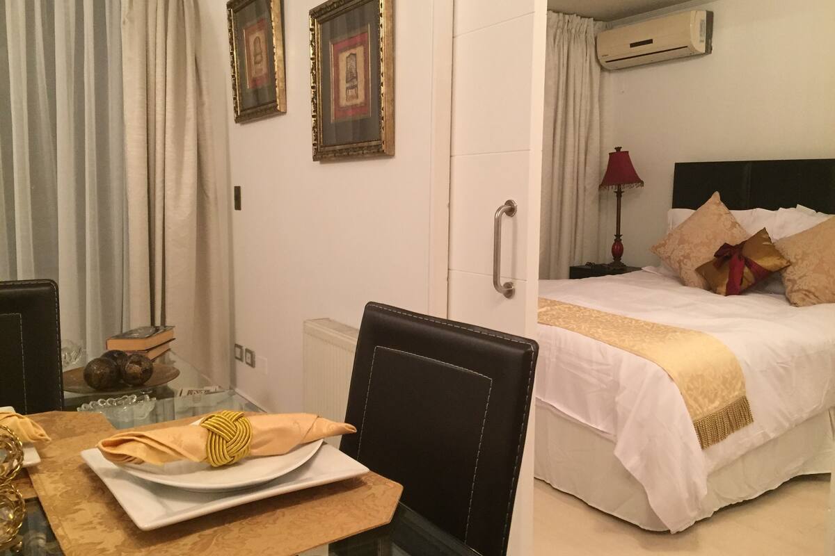 1 bedroom, Egyptian cotton sheets, premium bedding, down comforters