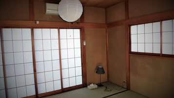 Rumah (Private Vacation) | Didekorasi berbeda-beda, setrika/meja setrika, dan seprai linen