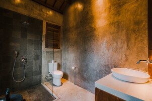 Un baño con ducha, inodoro y lavamanos.