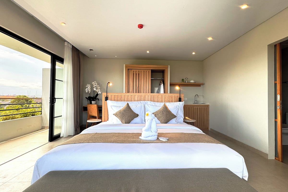 Deluxe Ocean View | Minibar, in-room safe, desk, laptop workspace