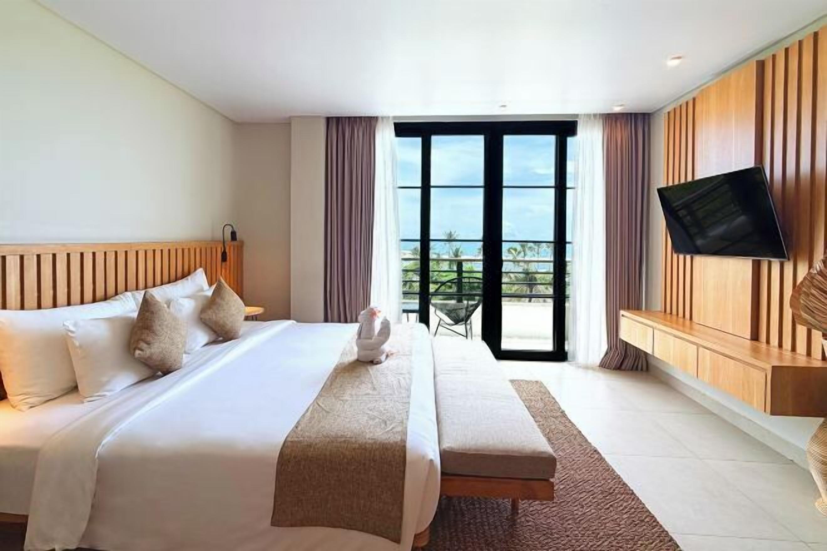 Minibar, coffres-forts dans les chambres, bureau