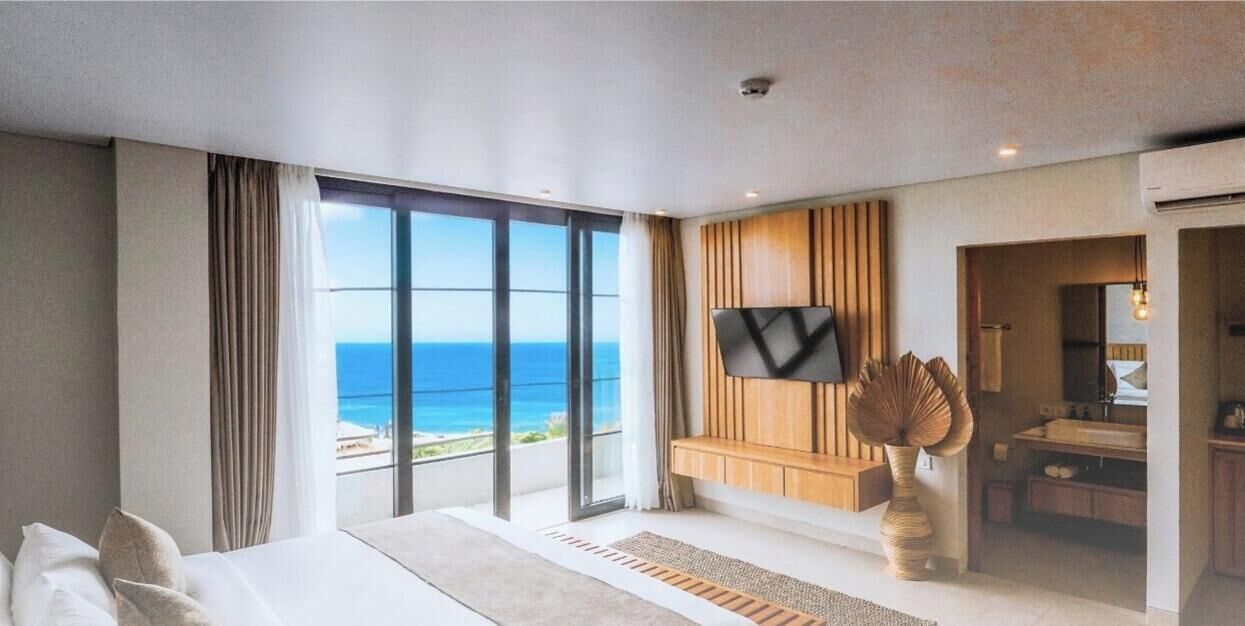 Executive Suite | Minibar, in-room safe, desk, laptop workspace