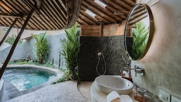 Villa, 1 Bedroom (Bamboo Pool) | Bilik Mandi | Pancuran mandi, kelengkapan dandanan diri percuma, pengering rambut